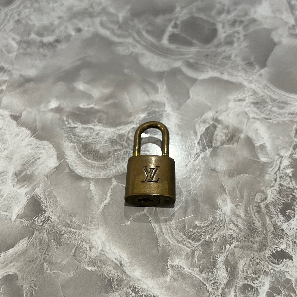 Louis Vuitton lock no key 312